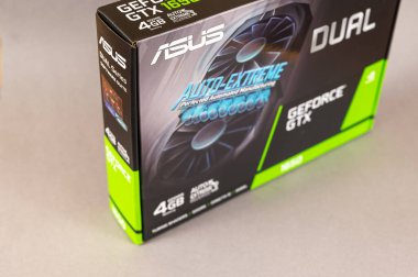 ASUS GTX GTX 1650 grafik kartı gri arka planda. Modern bilgisayar parçaları. Ukrayna, Nikolaev - 02 09 2022