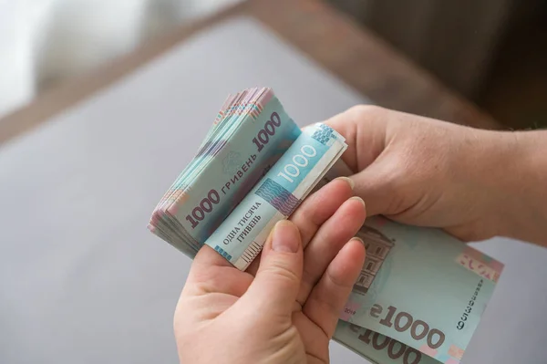 Dorosła Kobieta Liczy Pieniądze Domu Jej Ręce Trzymają Wiązkę Ukraińskich — Zdjęcie stockowe