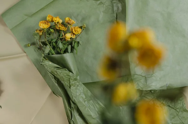 Yellow Roses Beige Green Background Fading Bouquet Flowers View Defocused — Stock Photo, Image