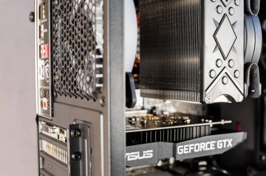 Yakın planda modern bir masaüstü bilgisayarı.