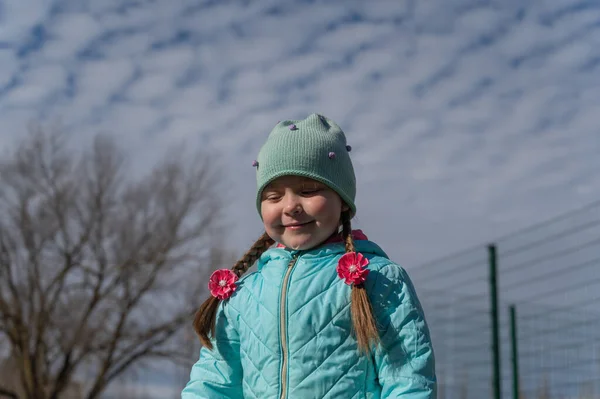 Retrato Uma Menina Cinco Anos Frente Céu Nublado Uma Criança — Fotografia de Stock