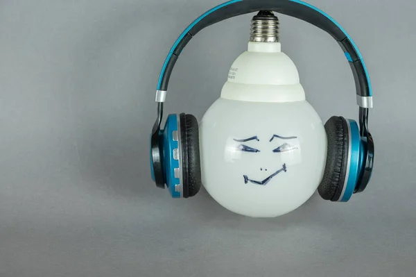 Une Grande Lampe Électrique Blanche Avec Visage Peint Des Écouteurs — Photo