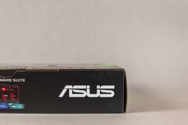 ASUS GTX GTX 1650 grafik kartı gri arka planda. Modern bilgisayar parçaları. Ukrayna, Nikolaev - 02 09 2022
