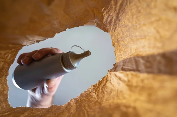 Bir Gri Plastik Bir Şişeyi Kağıt Bir Torbaya Koyar Olgun — Stok fotoğraf