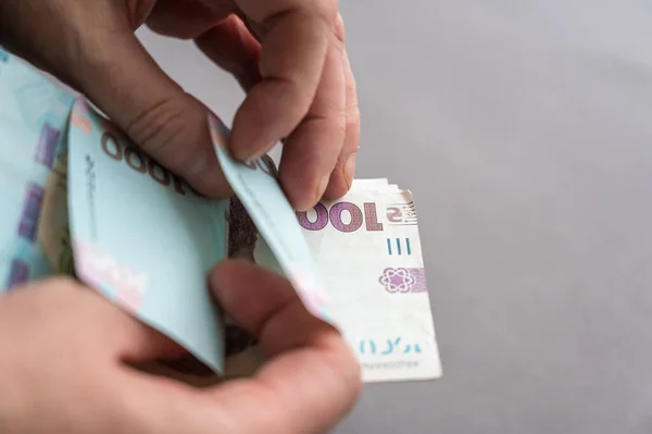 男人们手拉手数钱的特写成年男子数着乌克兰钞票 000格里夫尼亚面额现金 有选择的重点 — 图库照片