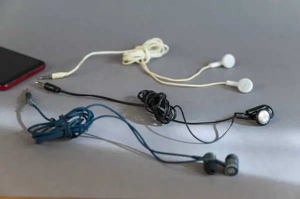 Smartphone Auriculares Con Cable Contra Fondo Gris Auriculares Multicolores Aspiran — Foto de Stock