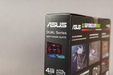 ASUS GTX GTX 1650 grafik kartı gri arka planda. Modern bilgisayar parçaları. Ukrayna, Nikolaev - 02 09 2022