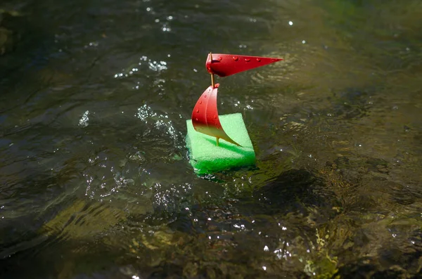 Házi Készítésű Gyerekhajó Úszik Folyón Zöld Hajó Piros Vitorlával Játékhajó — Stock Fotó