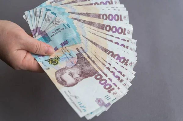 Зблизька Жінка Тримає Гроші Руках Доросла Жінка Тримає Українські Банкноти — стокове фото