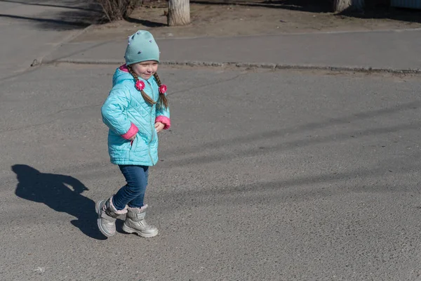 Uma Criança Caminha Numa Calçada Asfalto Uma Menina Cinco Anos — Fotografia de Stock