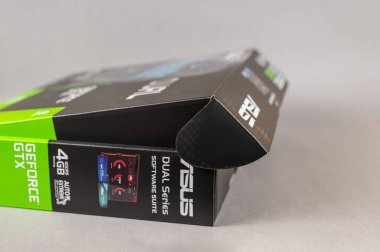 ASUS GTX GTX 1650 grafik kartı gri arka planda. Modern bilgisayar parçaları. Ukrayna, Nikolaev - 02 09 2022