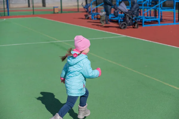 Child Blue Jacket Runs Green Sports Field Parents Grandmother Baby — Stock Photo, Image