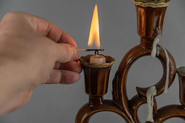 Die Hand Eines Mannes Entzündet Die Kerzen Kerzenständer Mit Einem — Stockfoto