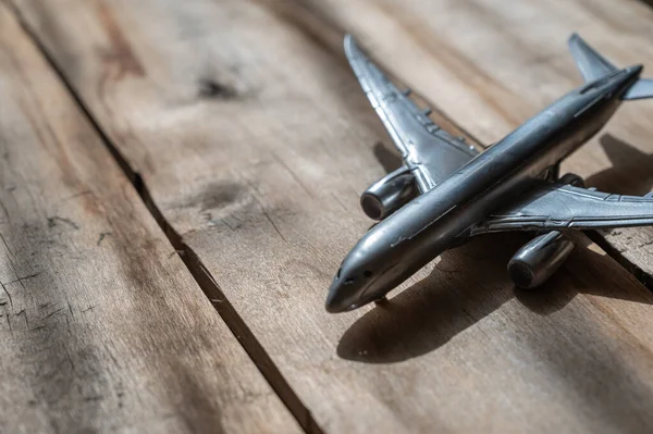 Ezüst Játék Repülőgép Fából Készült Háttérrel Kemény Repedt Deszkák Természetes — Stock Fotó