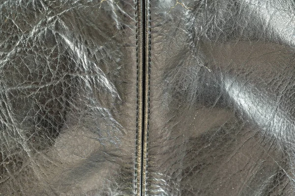 Zwarte Lederen Textuur Glanzend Lederen Oppervlak Met Een Verticale Lijn — Stockfoto