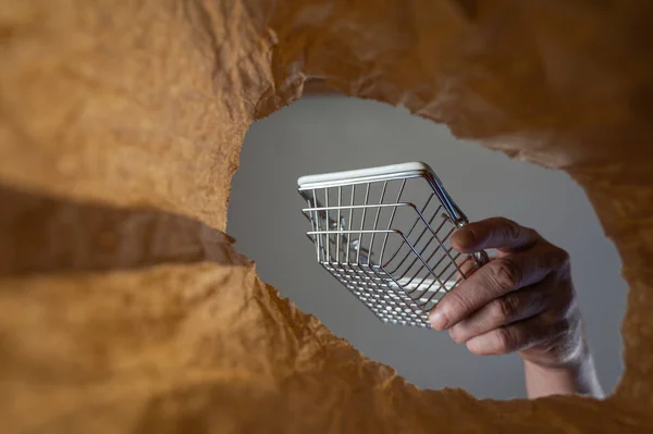 Una Mano Tira Fuori Carrello Sacchetto Carta Mano Uomo Maturo — Foto Stock