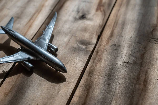 Avion Jouet Argent Sur Fond Bois Planches Rugueuses Fissurées Éclairage — Photo