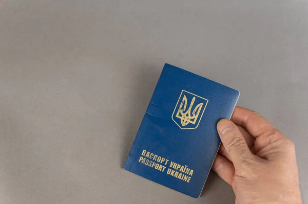 Dojrzały Mężczyzna Trzyma Ręku Ukraiński Paszport Dowód Osobisty Szarym Tle — Zdjęcie stockowe