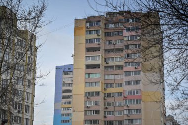 Bulutlu gökyüzüne karşı çok renkli çok katlı binalar. Şehir mimarisi. Tepeden tırnağa..