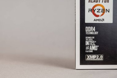 Vatansever DDR4 16GB 3200 Mhz Viper 4 Blackout ve gri bir arka plan. Hafıza Patriot 'lu yeni karton kutu. Bilgisayarlar için aksesuarlar.