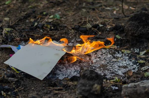 Płonący Ogniu Podartego Notesu Pokrywa Kolorowe Prześcieradła Spłonęły Szarym Popiele — Zdjęcie stockowe