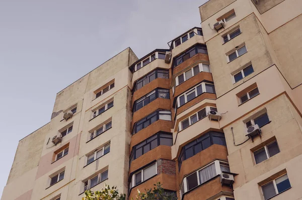 Edifício Bege Com Varandas Castanhas Contra Céu Apartamentos Altos Condomínios — Fotografia de Stock