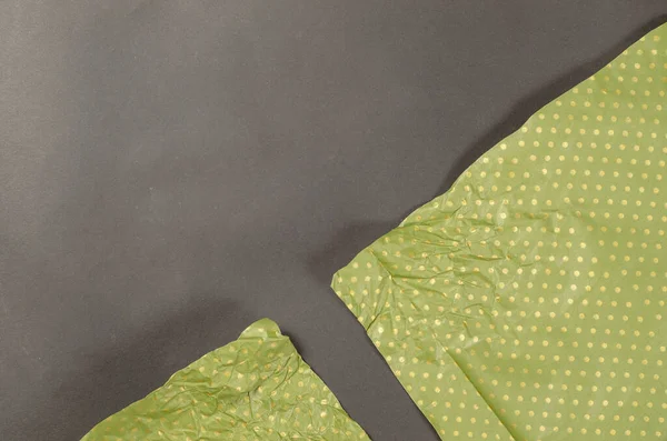 黒い背景に黄色の円を持つ緑の紙を砕いた 紙の四角形のしわのシート — ストック写真