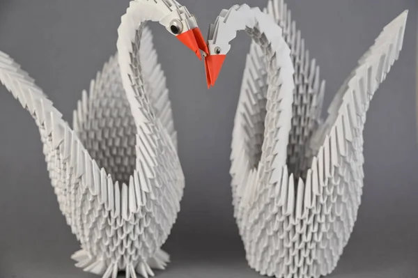Une Paire Cygnes Origami Sur Fond Gris Deux Oiseaux Assemblés — Photo