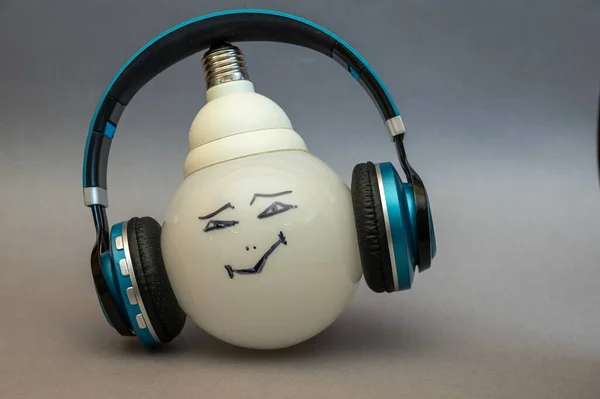 Une Grande Lampe Électrique Blanche Avec Visage Peint Des Écouteurs — Photo