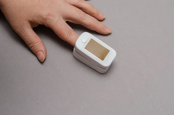 Oxímetro Usa Dedo Índice Mano Una Mujer Dispositivo Para Medir — Foto de Stock