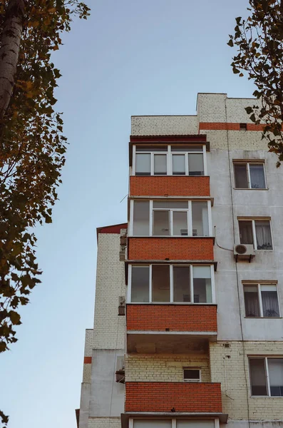 Edificio Alto Ladrillo Blanco Con Balcones Marrones Contra Cielo Apartamentos — Foto de Stock