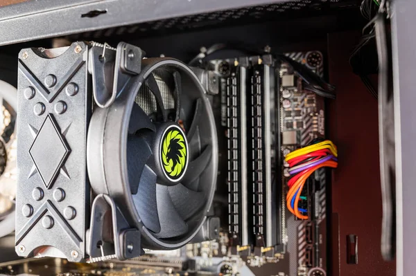 Kişisel bilgisayarın merkezi işlem birimi için soğutma vantilatörü. Hava soğutma. Bilgisayar sistemi biriminin içinde.