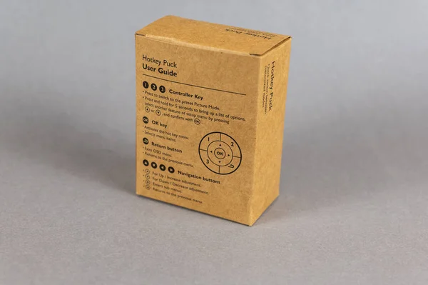 带热键泵的褐色纸板箱 用于灰色背景的班克监视器 — 图库照片