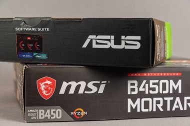 MSI B450 MORTAL MAX anakart ve ASUS Gforce GTX 1650 grafik kartı gri arka planda. Yeni bilgisayar donanımlı kutular. Modern bilgisayar bileşenleri.
