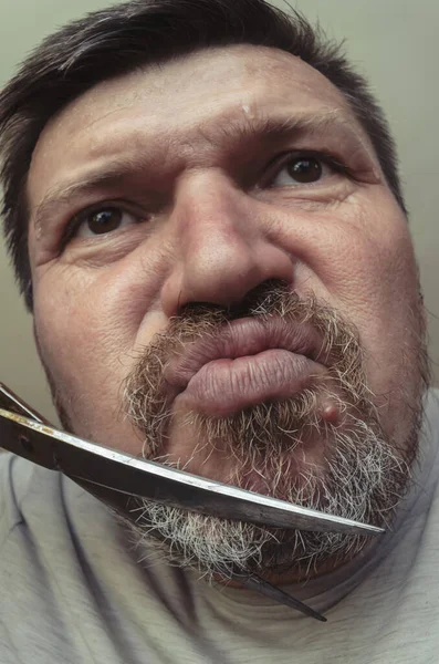 Homem Adulto Corta Própria Barba Com Uma Tesoura Enorme Retrato — Fotografia de Stock