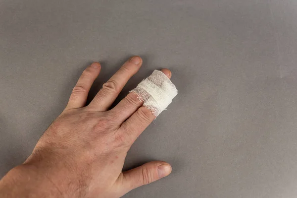 Mogen Mans Hand Med Bandagerade Pekfingrar Mannen Håller Sin Hand — Stockfoto