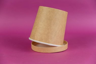 Kapağı zıt renklerde olan boş silindirik kağıt kap. Çorba, dondurma, erişte ya da diğer yiyecekler için kahverengi yiyecek kabı..