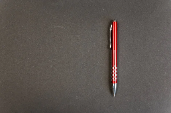 Penna Rosso Argento Sfondo Nero Penna Sfera Con Motivo Quadrati — Foto Stock