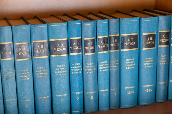 Anton Chekhov Edebiyat Eserleri Koleksiyonu Rafta Mavi Kaplı Kitaplar Var — Stok fotoğraf