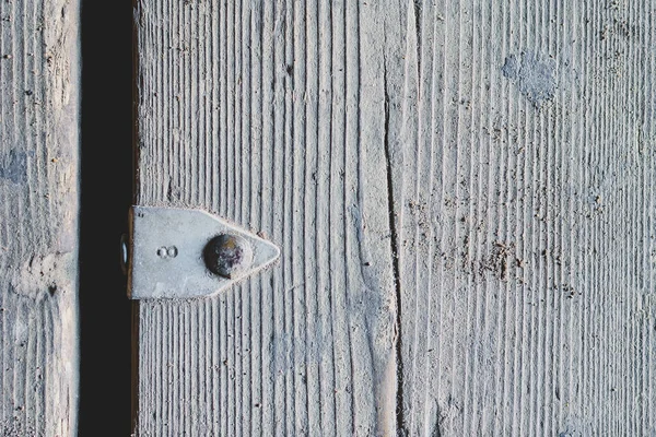 Eine Graue Holzoberfläche Mit Einem Angenagelten Aluminiumanhänger Die Zahl Acht — Stockfoto
