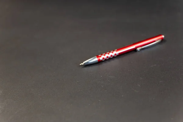 Disparo Desenfocado Pluma Color Rojo Plata Sobre Fondo Negro Bolígrafo —  Fotos de Stock