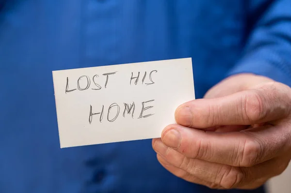 Kehilangan Rumahnya Pria Itu Memegang Segiempat Kertas Putih Dengan Tulisan — Stok Foto