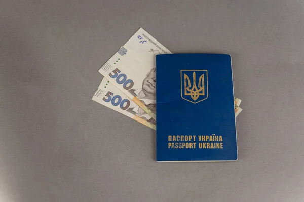 灰色の背景を背景に青いカバーパスポートと現金 ウクライナのIdカードとリビア — ストック写真