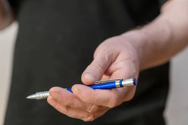 Рука Людини Тримає Блакитну Ручку Середня Частина Людини Кульковою Ручкою — стокове фото