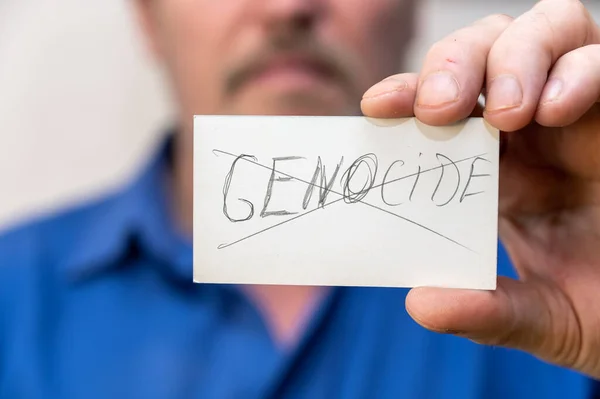 Parola Genocidio Cancellata Scritto Lettere Grigie Frastagliate Sulla Carta Uomo — Foto Stock