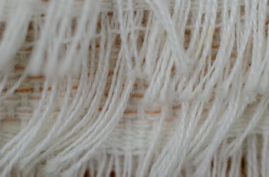 Beyaz ve kahverengi ipliklerin odaklanmamış görüntüsü. Mutfak masa örtüsünün kenarları. Soyut çoklu görev geçmişi. Makro atış. Seçici odaklanma. Bulanık, gürültü, tahıl etkisi