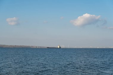 Güney Bug Nehri 'ndeki seyrüsefer yapılabilir kanaldan geçen kuru kargoyla. Motorlu araç, deniz taşımacılığı..