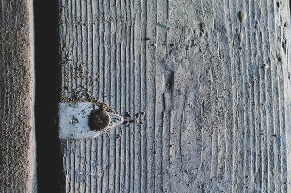 一个旧的肮脏的木制表面和一个钉起来的铝标签 第四号被贴在标签上 木头的质地 多重任务背景 — 图库照片