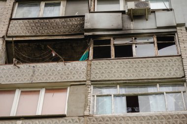 Ukrayna-Rusya Savaşı 2022. Rus ordusunun bombardımanından muzdarip Mykolaiv 'de bir yerleşim yeri. Camsız bir apartmanın balkonunda. Yanmış bir apartman..