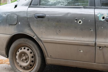 Araba, otoparktaki mermi ve kovanlardan zarar görmüş. Bombardıman sırasında hasar görmüş bir sedan. Rusya 'nın 2022' de Ukrayna 'ya yaptığı saldırı. Sivillere zarar ve tehdit. Savaş suçları. Mykolayiv, Ukrayna - 05 01 2022